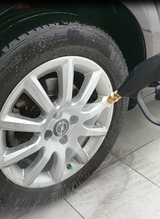 Agua a presión limpieza de llantas