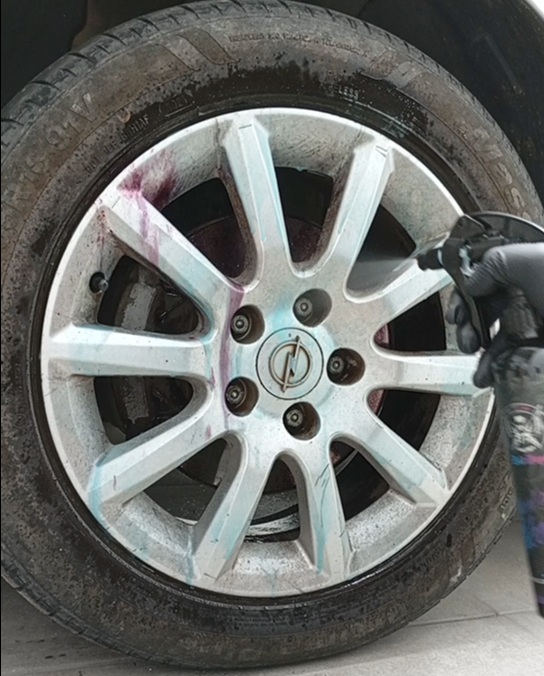 👉Cómo limpiar llantas del coche paso a paso | Guía profesional de detailing Aplica el limpiador de llantas