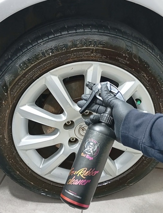 👉 Cómo limpiar neumáticos correctamente y devolverles su aspecto original BadBoys Tire & Rubber Cleaner aplicado