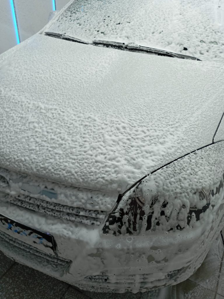 Realiza un prelavado con el BadBoys Neutral Snow Foam