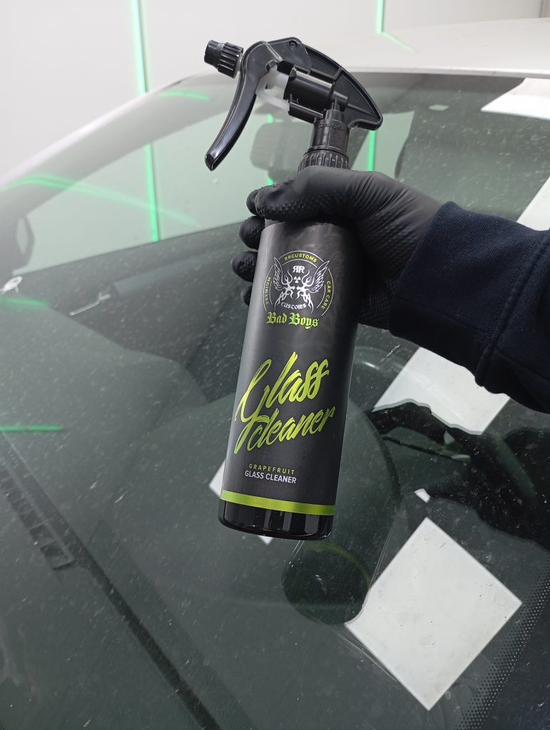👉Cómo limpiar los cristales del coche sin dejar marcas. Utiliza el Badboys Glass cleaner para limpiar los cristales