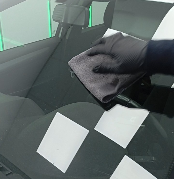 👉Cómo limpiar los cristales del coche sin dejar marcas. Limpia mediante movimientos uniformes
